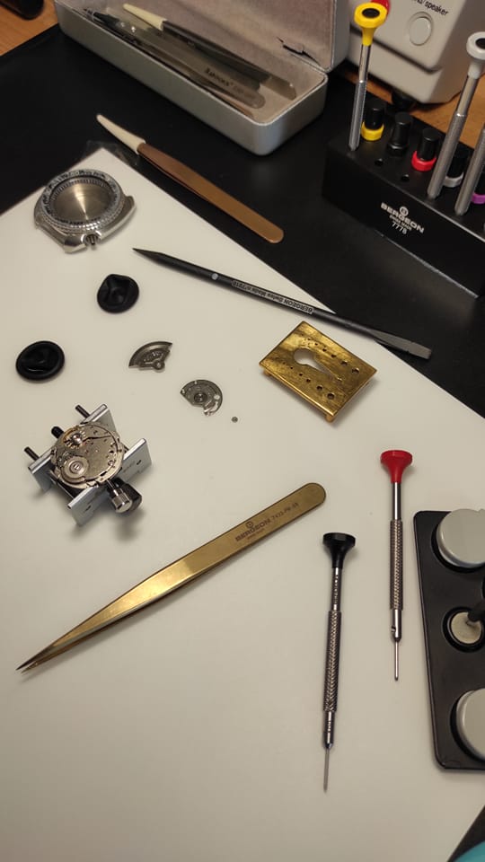 Montre démontée sur établi